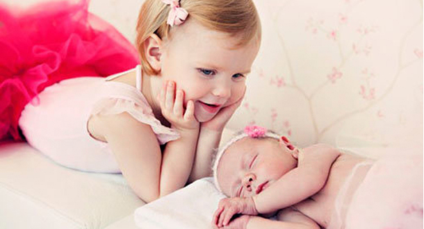 رفتار با فرزند اول وقتی فرزند دوم به دنیا می آید! | بارداری و زایمان | نوزاد  و کودک | مجله ویکی بیبی
