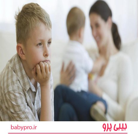 گاه حسادت در برابر نوزاد تازه متولد شده است. گاهی تبعیض بین کودکان، گاهی برای به دست آوردن جلب توجه و برآوردن نیازها و گاهی مقایسه و سرزنش والدین. آنچه مهم است رفتار والدین است. هر چه والدین در توجه و علاقه به کودکان خود رفتاری متعادل و پخته داشته باشند بروز حسادت در میان کودکان کمتر خواهد بود.