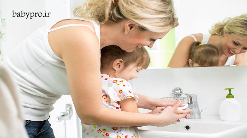 شستشوی دست های نوزاد
