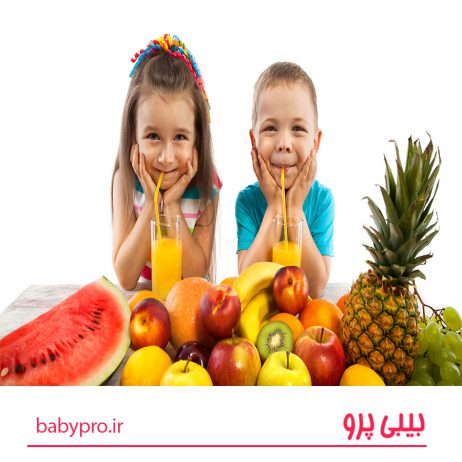 خوشبختانه چون اغلب میوه ها خوشرنگ و خوشمزه هستند و طعم شیرین دارند، مورد علاقه اغلب کودکان هستند. بنابراین به راحتی می توان با توجه به خواص ویتامینی، معدنی و نیازهای سنی کودک، آن ها را وارد برنامه غذایی کودک کرد اما نکته اینجاست که مصرف این گروه غذایی در میان کودکان باید با رعایت اصولی همراه باشد تا برای کودکانی که سیستم گوارش حساسی دارند، مشکلی ایجاد نکند. دکتر سید ضیاءالدین مظهری درباره میزان مصرف، سن شروع، نحوه مصرف و نکات مهم در مورد میوه ها توصیه هایی دارد که با رعایت آن ها می توان با خیال راحت این گروه غذایی را در اختیار کودکان قرار داد.