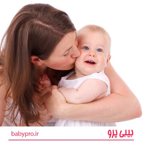 سیاری از افراد در ارتباط عاطفی ضعیف هستند نمی‌توانند ابراز احساسات کنند و عواطف خود را به زبان آورد. برای اینکه بچه‌ها از نظر رشد هیجانی و عاطفی بتوانند بهتر رشد کنند، توجه بیشتر والدین به آنها مورد نیاز است. خیلی از پدر و مادرها اسباب بازی را جلوی بچه‌شان می‌گذارند و فکر می‌کنند همین که کودک با اسباب‌بازی‌اش سرگرم باشد، برایش کافی است. اما اگر شما موقع بازی کودک همراهش باشید و وقتی که او با اسباب‌بازی چیزی می‌سازد یا حرکت خلاقانه‌ای انجام می‌دهد همان موقع او را با تشویق کلامی یا بوسه و بغل حمایت کنید، روی رشد هوش فرزند شما بسیار تأثیرگذار است.
