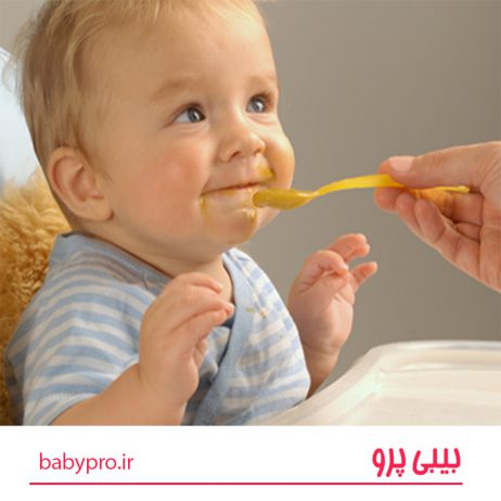 این سوالی است که برای بسیاری از والدینی که به تازگی صاحب فرزند شده اند، تبدیل به موضوعی چالش برانگیز شده و همیشه این نکته فکر می کنند که مصرف عسل در کودکان تا چند ماهگی می تواند مضر باشد؟ شاید به صورت پراکنده و یا مختصر شنیده باشید که عسل برای نوزاد مناسب نیست و دادن عسل به نوزاد توصیه نمی شود. اگرچه عسل همواره به عنوان یک ماده غذایی مفید و مقوی شناخته می شود، ولی توصیه می شود که از مصرف عسل در کودکان زیر ۱۲ سال اکیداً‌ خودداری شود. 