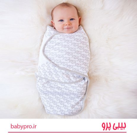 اگرچه قنداق کردن نوزاد سابقه ای طولانی دارد و تاریخچه آن به صدها سال پیش باز می گردد، ولی شیوع بیشتر این اقدام از دهه ۱۹۹۰ میلادی و همزمان با افزایش آگاهی مردم در زمینه به پشت خواباندن نوزادان بوده است. پیش از این سال ها، خواباندن نوزادان به روی شکم متداول تر بوده است. ولی همزمان با پیشرفت علم و انجام مطالعات علمی مختلف، مشخص شد که رابطه مستقیمی بین روی شکم خوابیدن نوزاد و احتمال بروز سندرم مرگ ناگهانی نوزاد (SIDS) وجود دارد. 